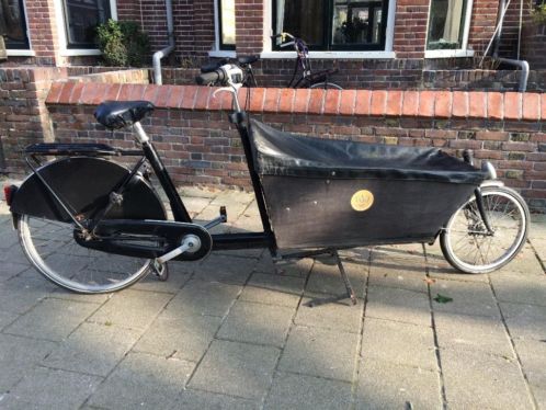 Bakfiets met regenhoes voor de kinderen