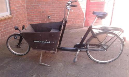 Bakfiets voor twee kinderen.