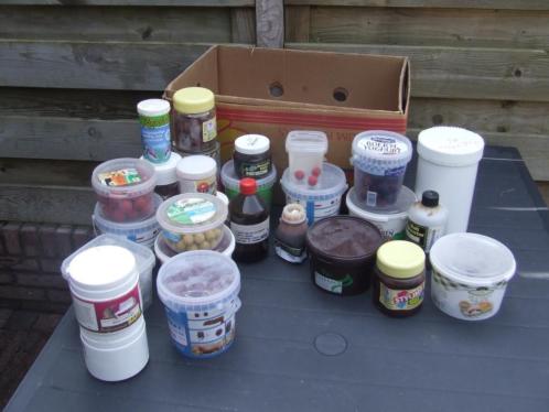 Bananendoos gevuld met karper voer etc..