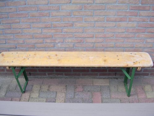  Bank horende bij biertafel