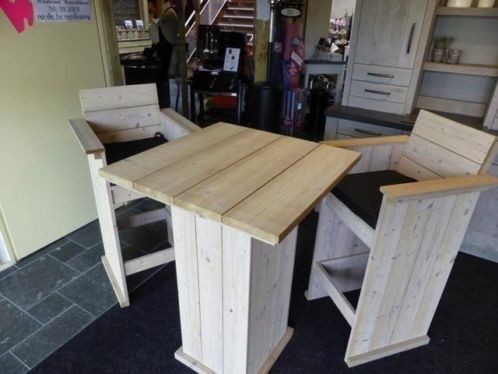 Bartafel en -stoelen van gestoomd hout