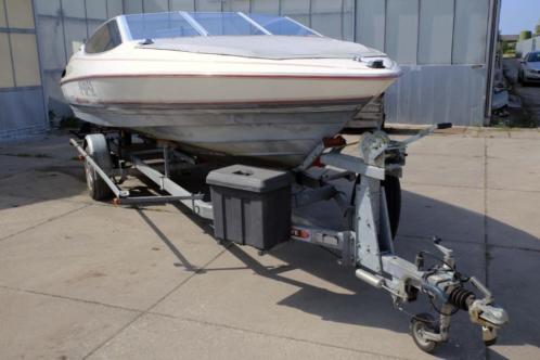 Bayliner Capri Bow 2050 175 pK  gekeurde Pega-trailer