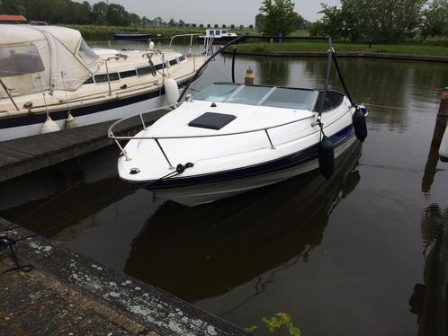 Bayliner sportcruiser Capri Cuddy met wakeboardtower