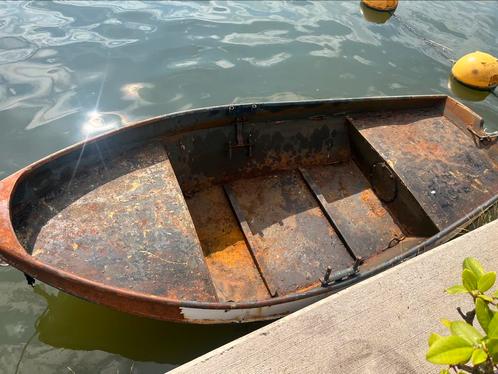 Beenhakker vletje, sloepje, reddingsboot met werk