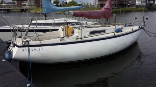 Beneteau First 30 zeezeiler met rolfok