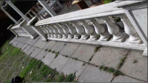 Betonnen balustrade en pilaren