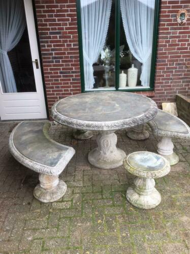 Betonnen tuin tafel en zitjes