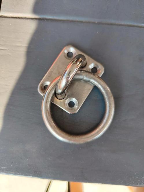 Bevestiging oog. Kan ook halstertouw aan vast gemaakt worden