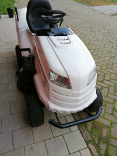 Bijna nieuwe alpina zitmaaier HST.