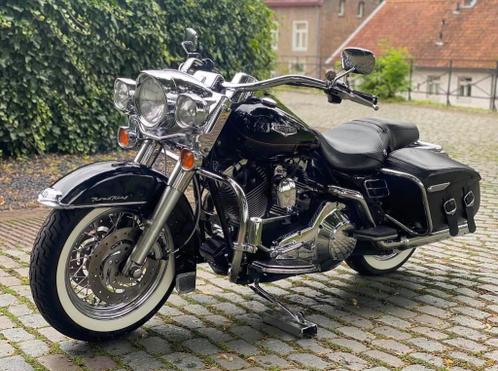 Black on black Harley - Davidson roadking in nieuwstaat