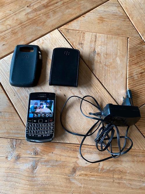 Blackberry Bold met lader en originele hoesjes