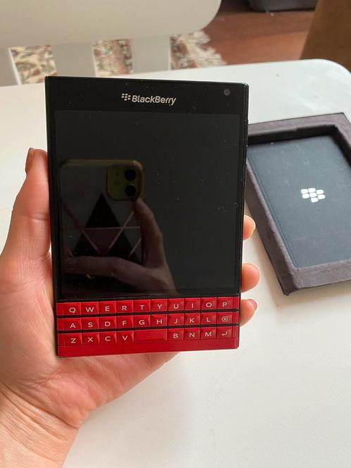 BlackBerry Passport Red Edition