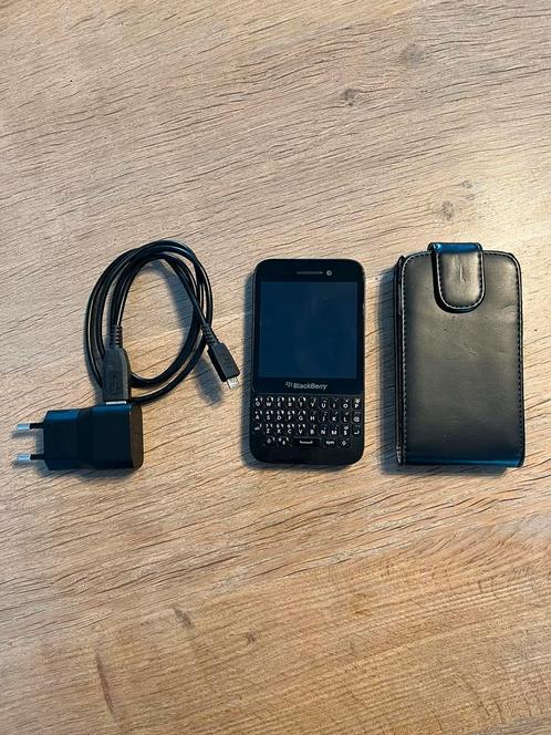 Blackberry Q5, zwart, met hoesje, kabel en plug