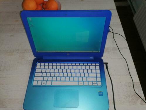 Blauwe hp laptop.