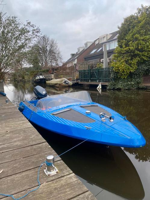 Blauwe speedboot zonder motor. MOET NU WEG VOOR 600 euro