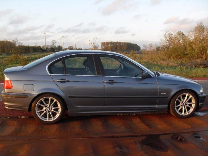 BMW 320i Executive  UNIEKE TOPSTAAT