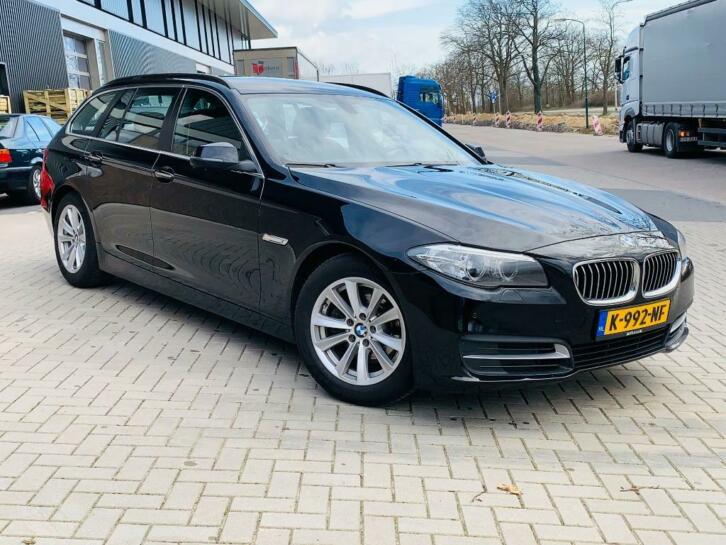 BMW 5-Serie 2.0 520D Touring AUT 2017 Zwart