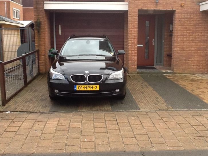 BMW 5 - Serie 2.0 520I Touring AUT 2009 Zwart