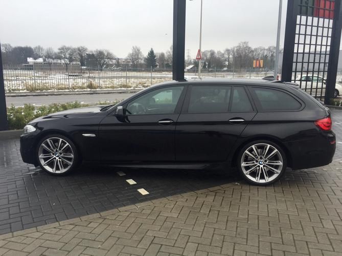 BMW 5-Serie 3.0 530D Touring AUT8 2012 Zwart