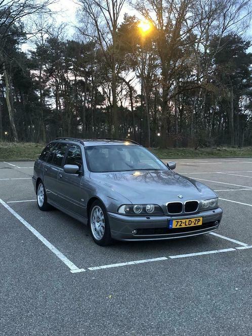 BMW 5-Serie 3.0 530I Touring AUT 2002 Grijs Sterling grau.