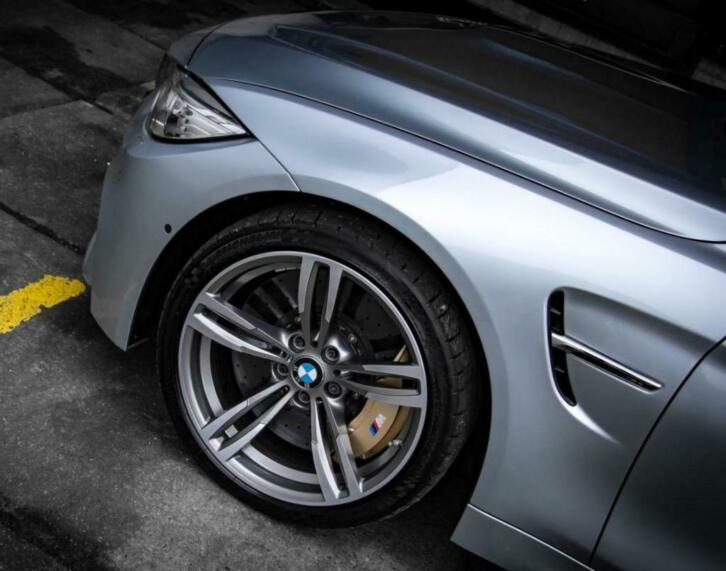 BMW M4 met carbon keramische remmen