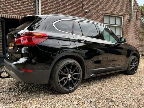 BMW X1 2.0 D Sdrive 18D 2015 Zwart met panorama dak zuinig