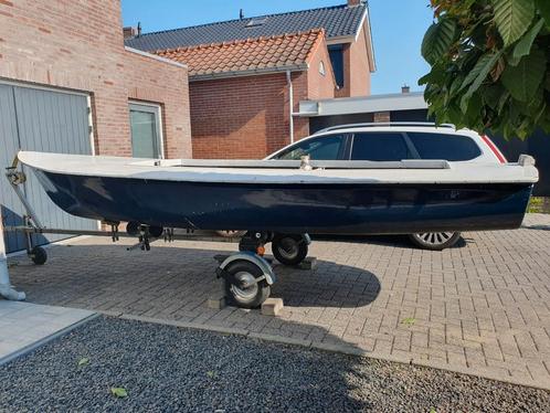 Boot met trailer en motor.