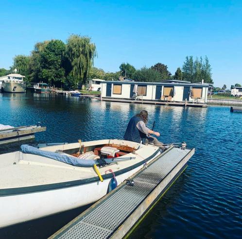 Bootje polyvalk zeilboot omgebouwd als motorbootje