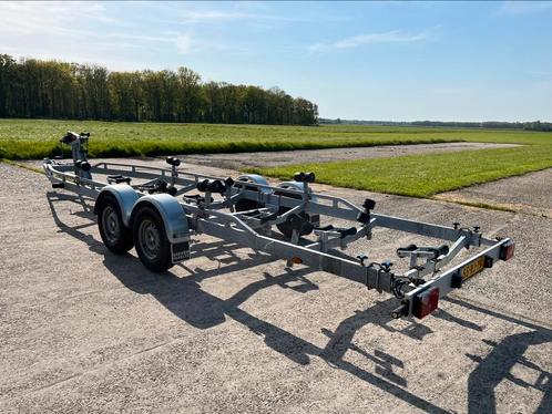 Boottrailer huren Te huur trailer sloep geremd tandemasser