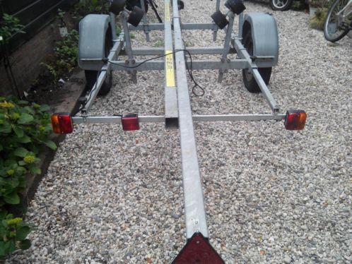 Boottrailer met verstelbare kimrollen en verlichtingsbalk