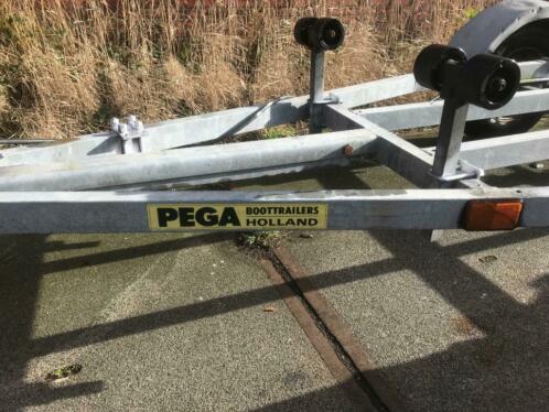 Boottrailer PEGA trailer. Boot tot 5,5 meter. Uitsch. balk