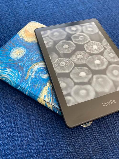BRAND NEW KINDLE (5 months used) and STARRY NIGHT SLEEPCOVER