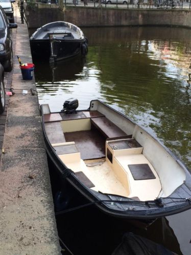 Brede polyestersloep grachtenboot (incl buitenboordmotor) 