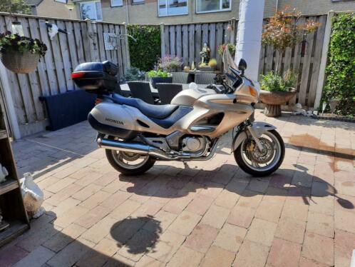 Brons kleurige Honda Deauville NT650V jaar 2000