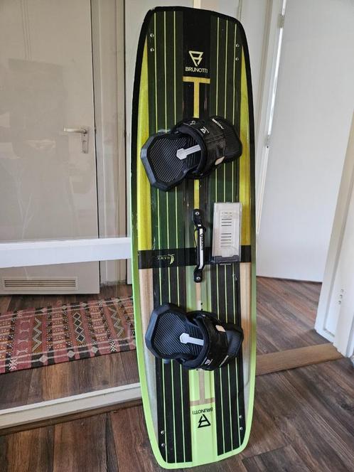 Brunotti Hawk 141x42 met Gravity pro pads en Surfr mount