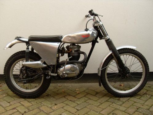 BSA B40 trialmotor met aanhanger voor vervoer
