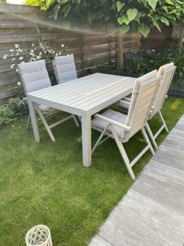 Buiten tafel plus 4 tuin stoelen plus 4 zit kussens