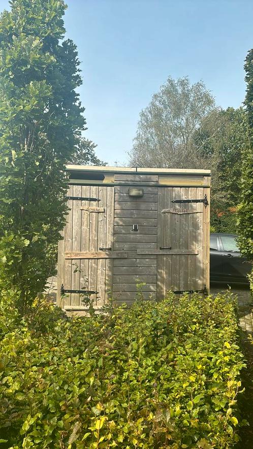 Buiten toilet en douche.