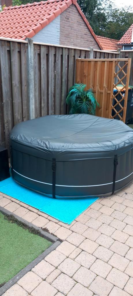 Buitenspa 5mnd oud hoek opblaasbare jacuzzi nieuwprijs 649,-