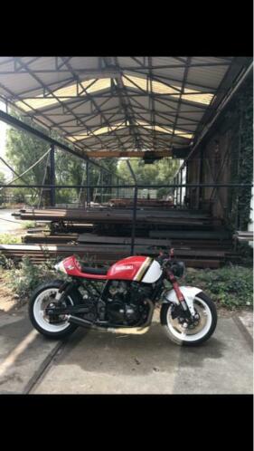 Caferacer custom, Suzuki GSX 750 inazuma, MET SCHADE.