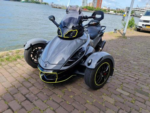 Can Am Spyder dubbele Akrapovic