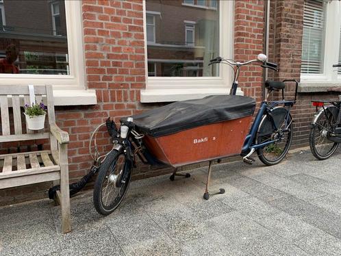 Cargobike long van Bakfiets . nl 4z  achterop  regenhuif