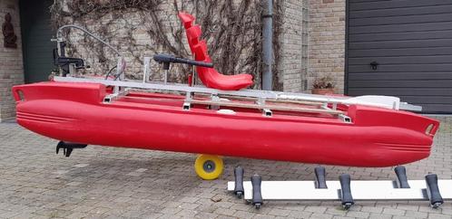 Catamaran met elektrische buitenboordmotor