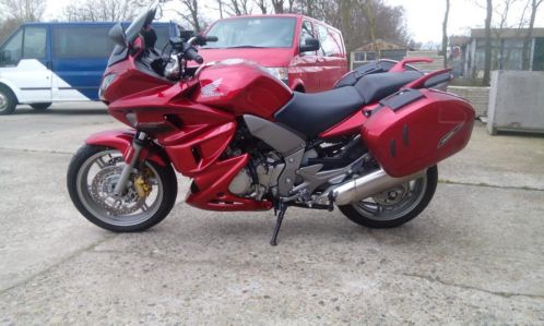 CBF 1000f ABS 2009 met maar 7050 km aantoonbaar. Nieuw dus