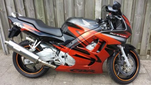 Cbr 600 F in een mooie kleurstelling 