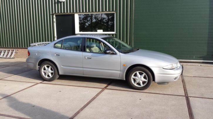 Chevrolet Alero 3.4 Sedan AUT 1999 Grijs.