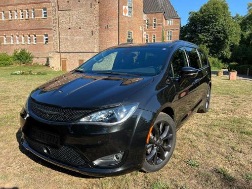 Chrysler Pacifica Limited S All Black US Special Edition