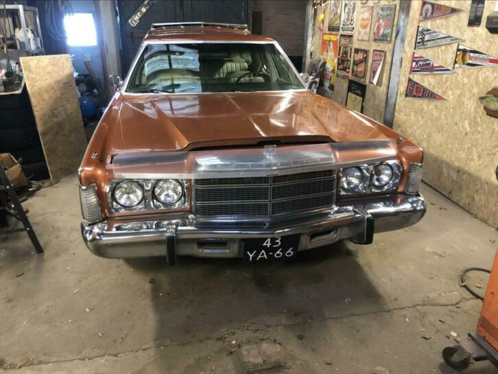 Chrysler town amp country 1975 station wagon 7.8L V8 LPG 8pers
