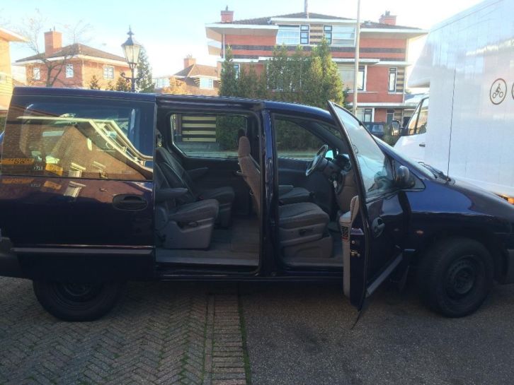 Chrysler Voyager 2.4 I 2000 Blauw met nieuwe apk en AIRCO