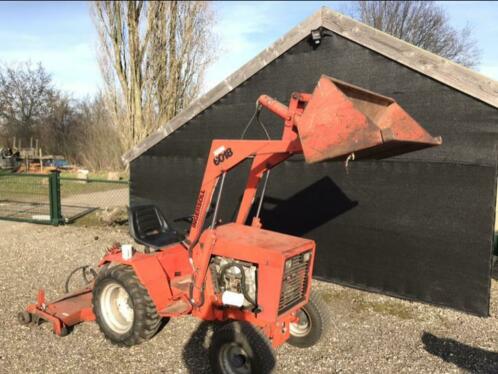 Compact tuintractor met voorlader met klein defect. 